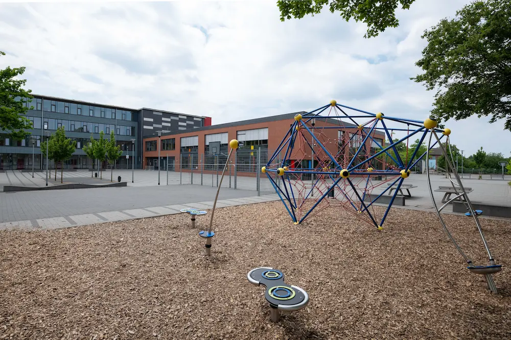 Gelände und Gebäude der Realschule Ratheim